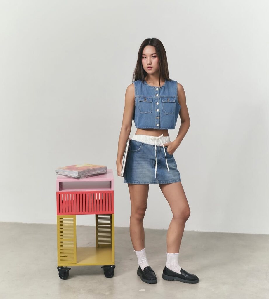 05 short denim skirt outfit idea