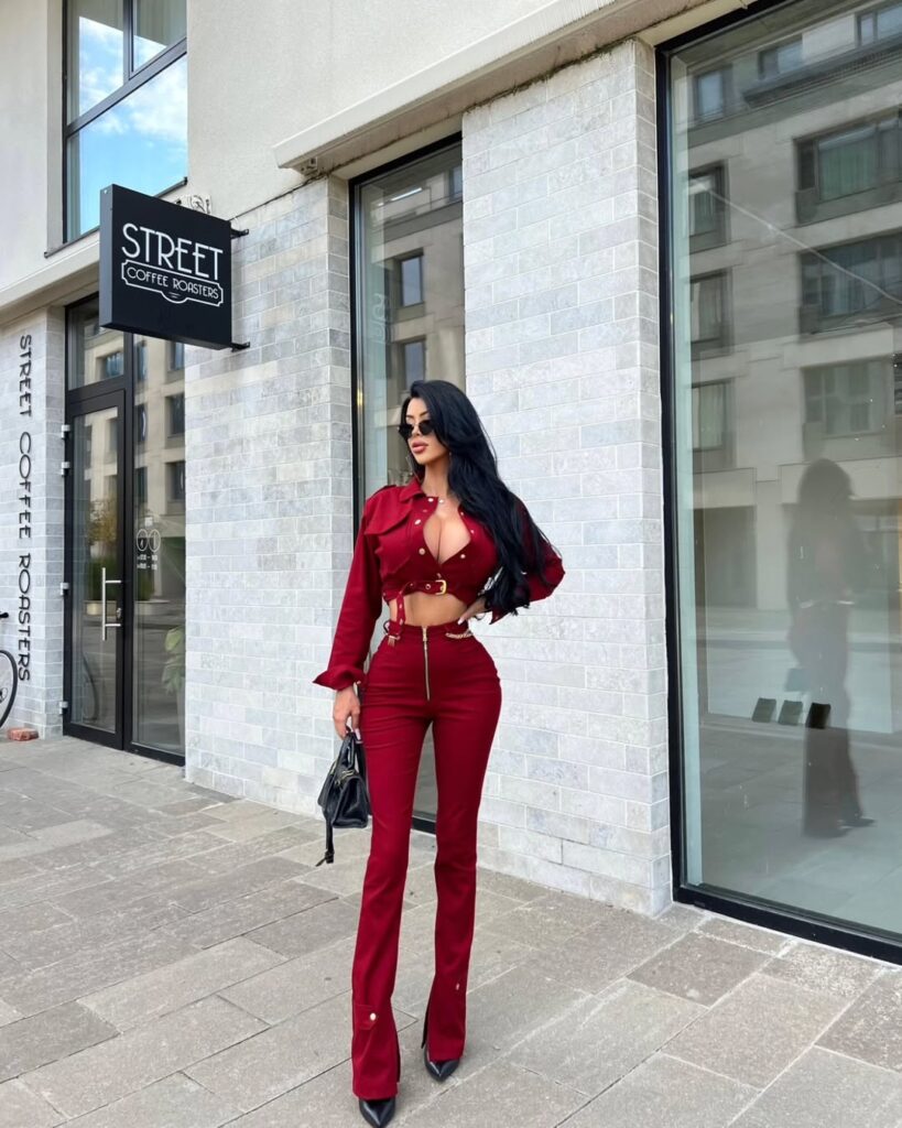 23 Burgundy womens outfits with jeans