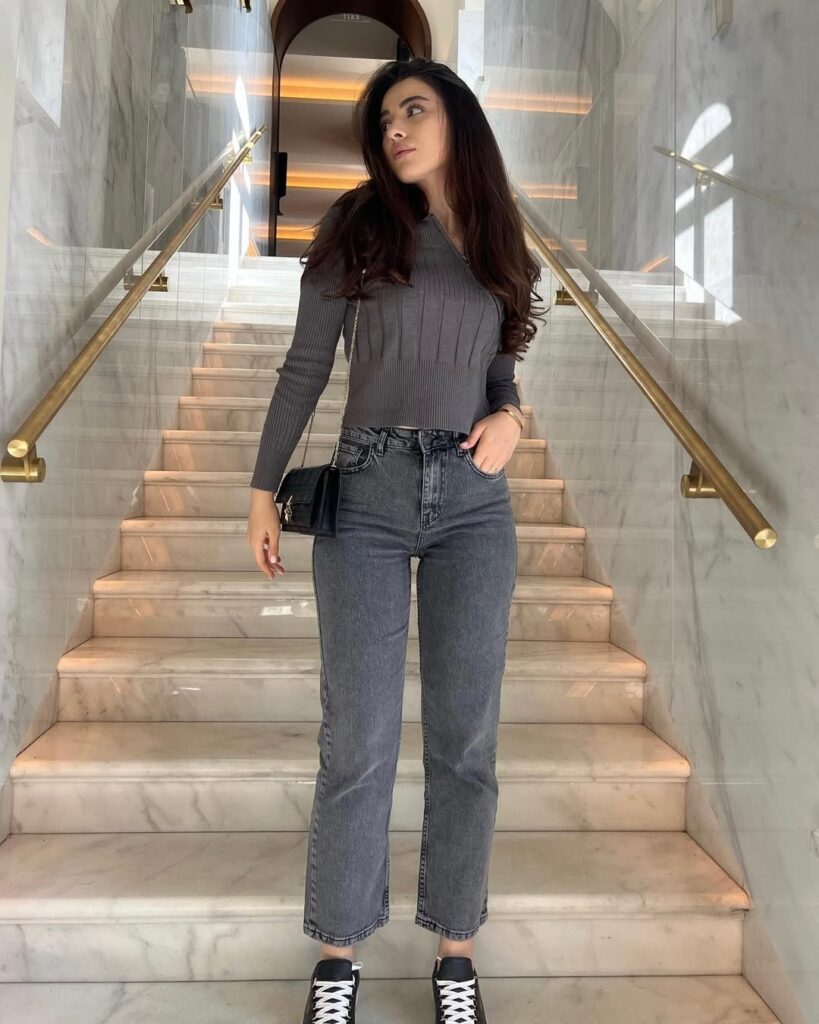 10 grey jeans outfit 2025